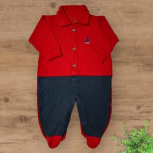 Macacão Suedini com Pezinhos Bordado Barquinho