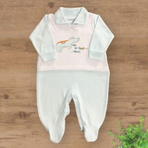 Macacão Suedini com Pezinhos Bordado Jacaré