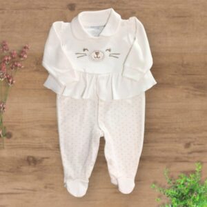 Macacão Suedini com Pezinhos Fechados Bordado Cat