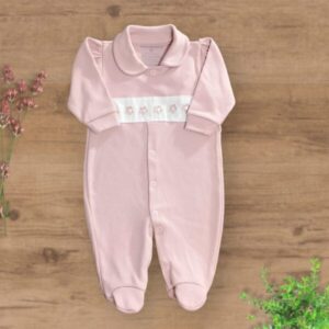 Macacão Suedini com Pezinhos Fechados Bordado Luxo